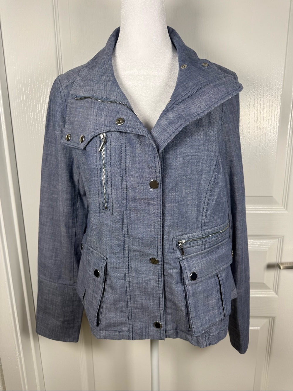 White House Black Market Chambray Utility light Jacket in Denim Blue size 10